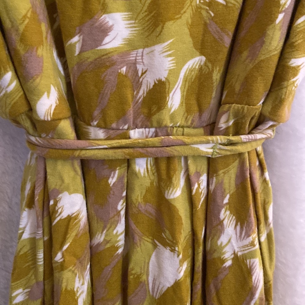 Sleeveless dress with ruffled neckline. - Picture 6 of 8